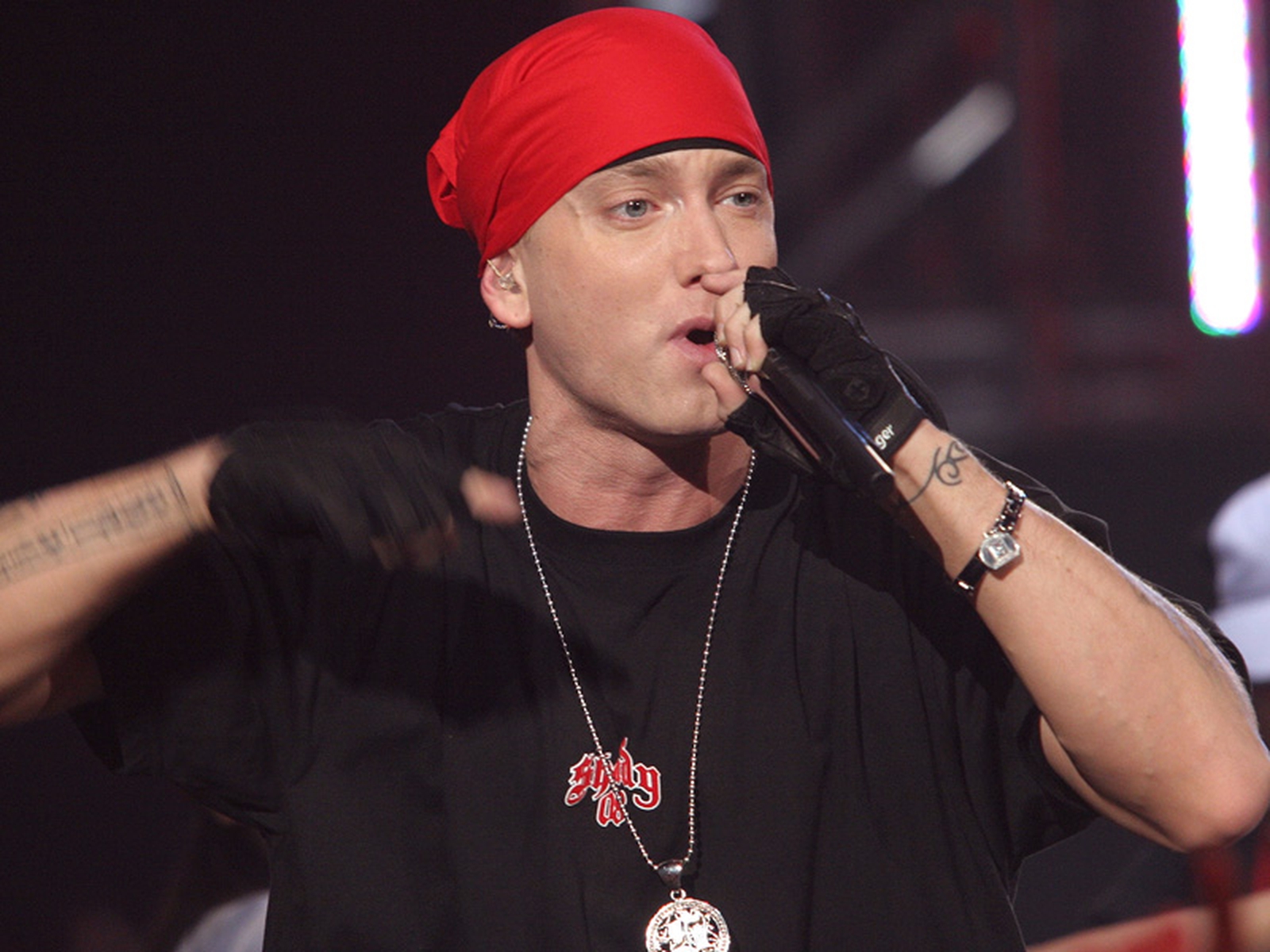 Guess who s back eminem. Эминем. Elton John Eminem. Eminem Ronnie. Свежие фото Эминема.