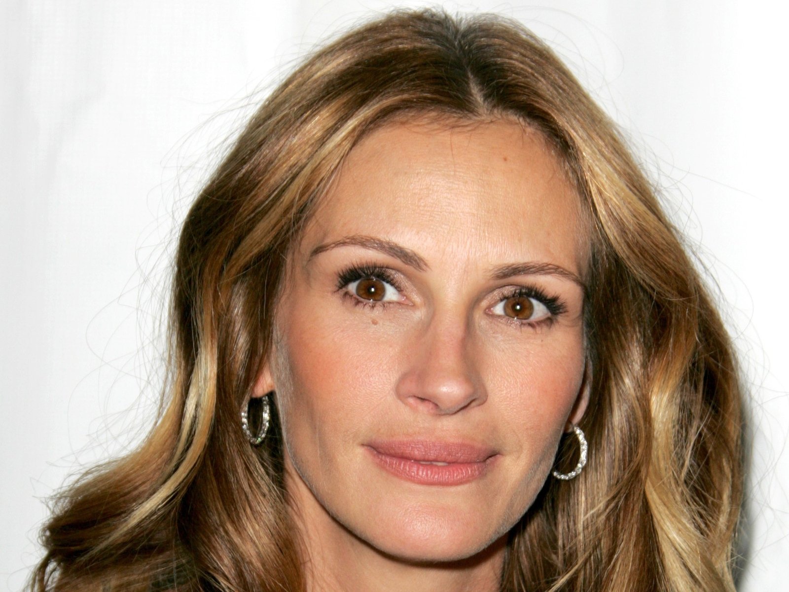 Julia Roberts Praises Co-star Clive Owen