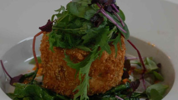 Crab Cakes With Spinach And Red Pepper Mayo