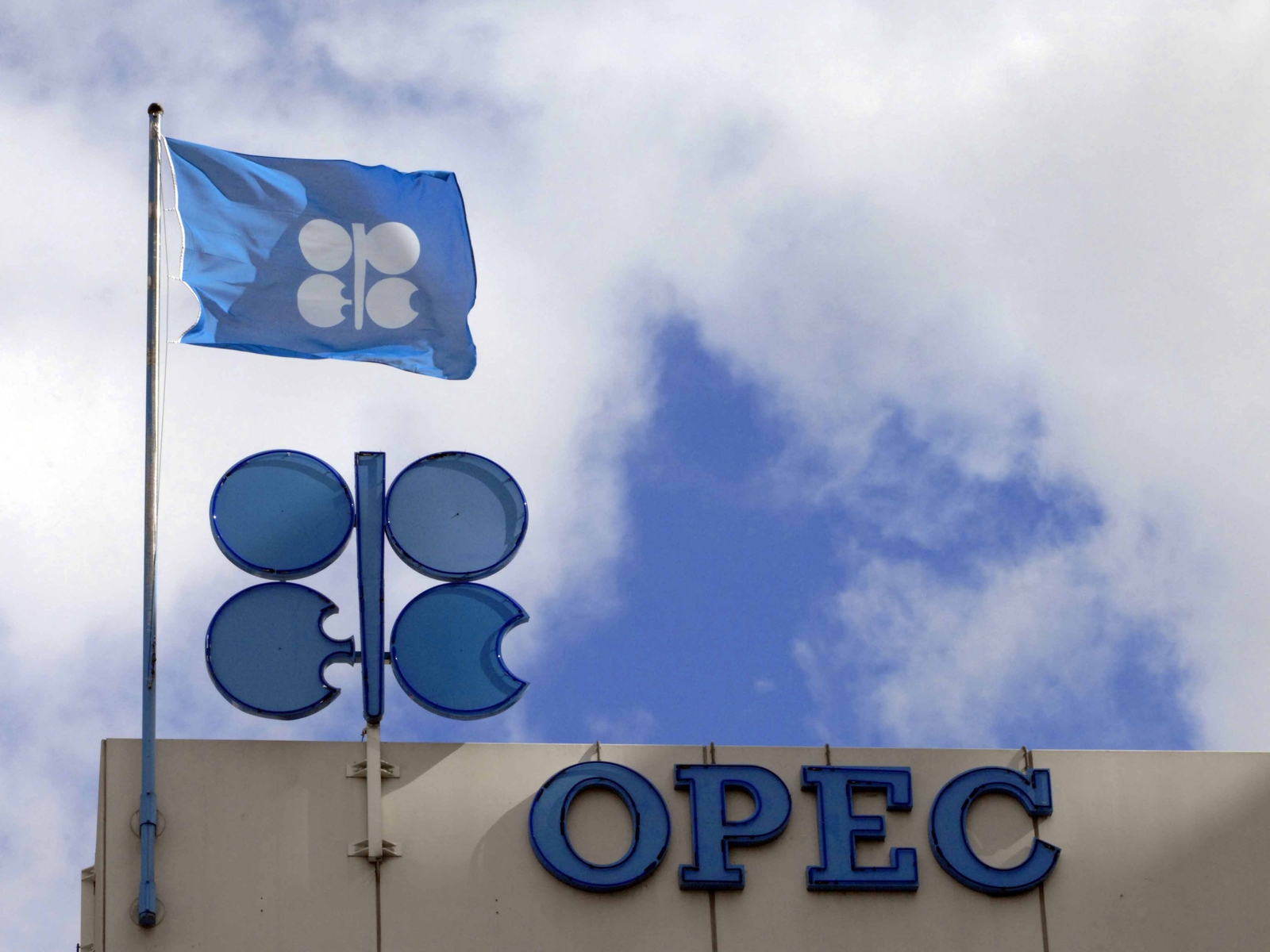 Организации стран экспортеров. OPEC + эмблема. ОПЕК флаг. ОПЕК нефть. Штаб квартира ОПЕК.