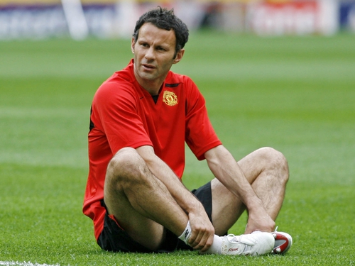 Ryan Giggs came on for Republic of Ireland international Darron Gibson, with the Welshman converting Manchester United's first penalty