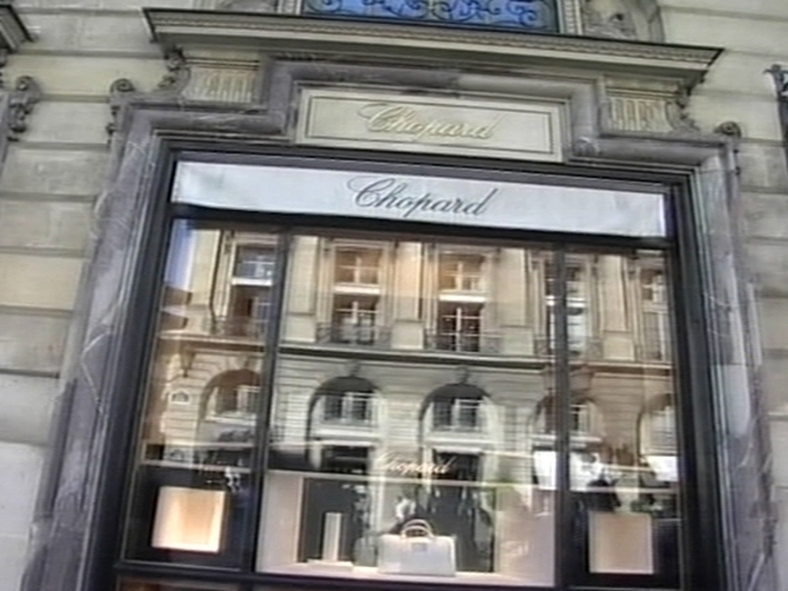 Thief gets 6m haul in Paris shop