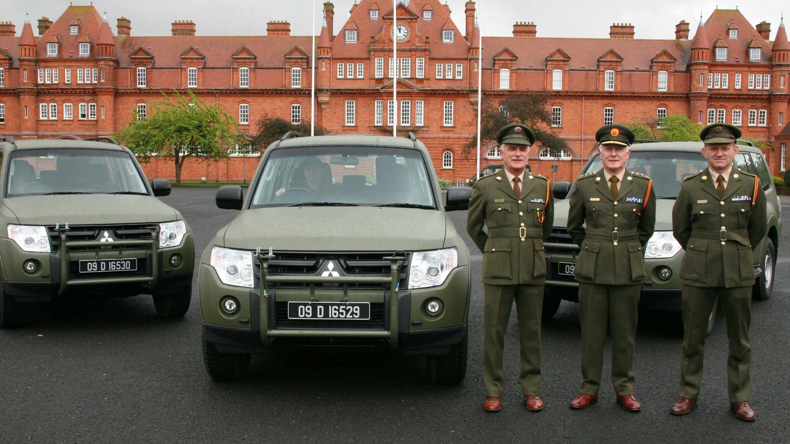 Четыре военных. Mitsubishi Pajero армейский. Паджеро военный Митсубиси военный. Военный Паджеро 4. Pajero 4 Military.