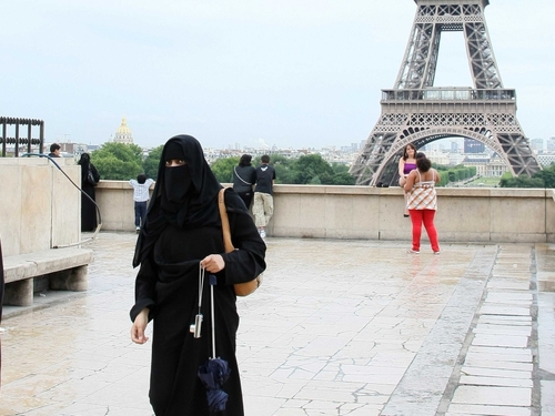 France - Report says burqa is an affront to French values