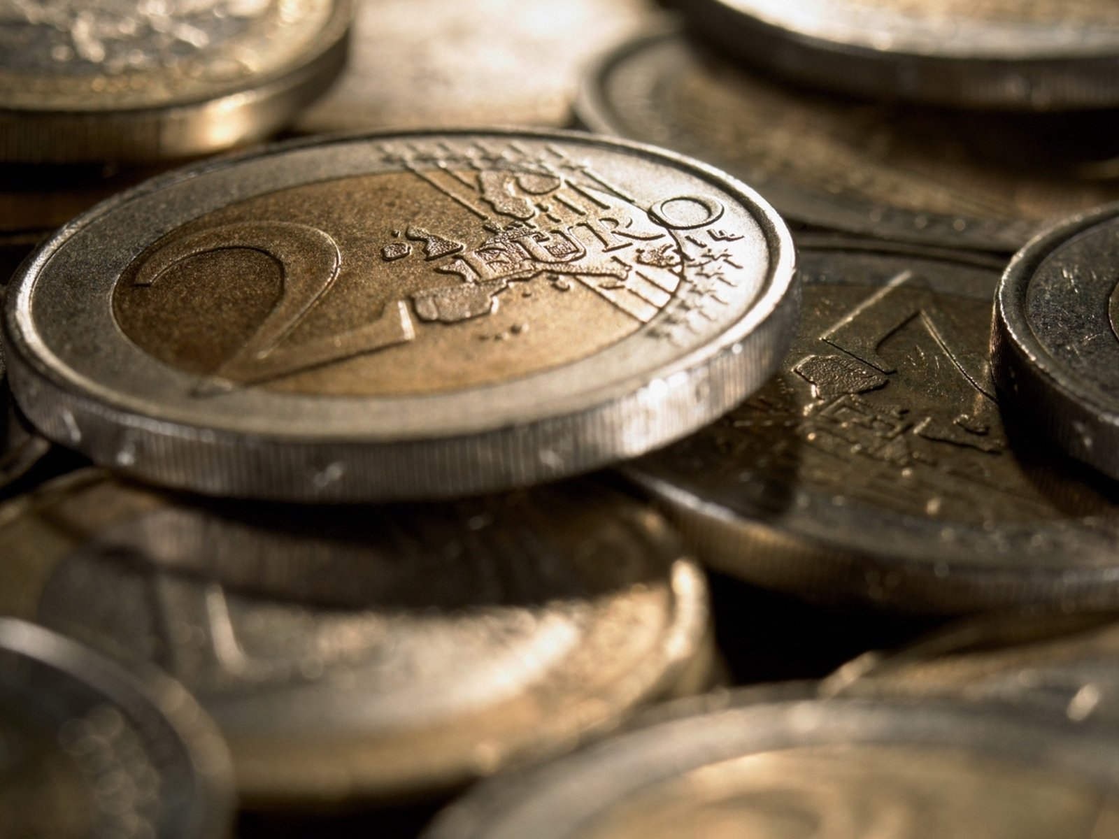 Euro hits lowest level since 2006