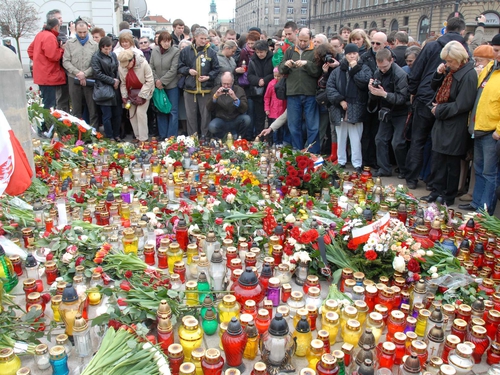 Warsaw - Mourners gather to pay respect