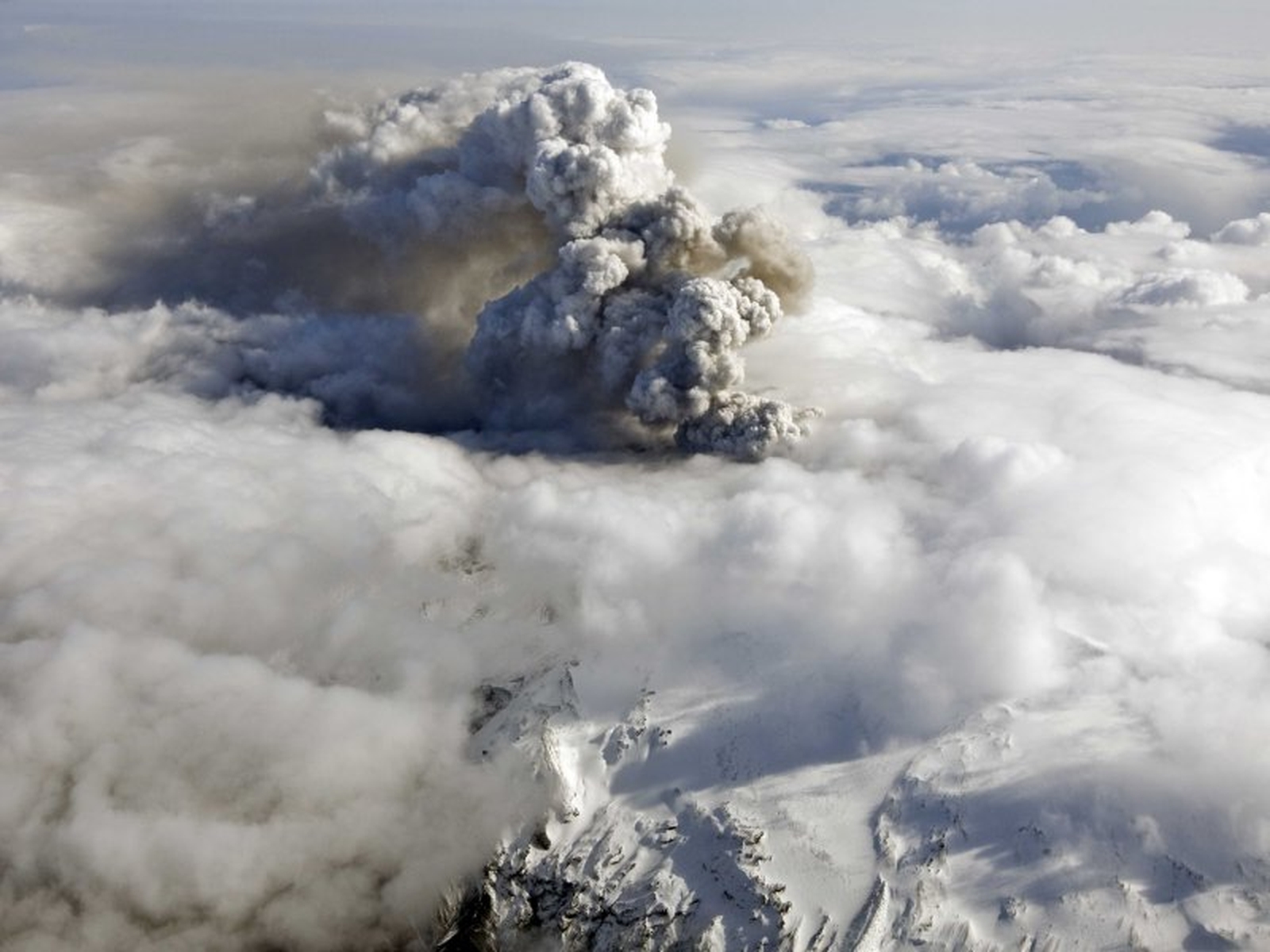 UK airline to offer volcanic ash insurance