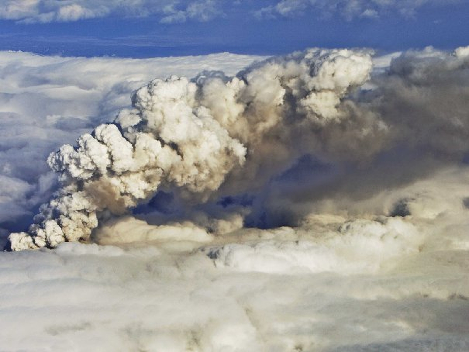 volcanic-ash-cloud-hurts-airline-recovery