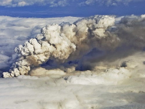 Volcanic ash cloud hurts airline recovery