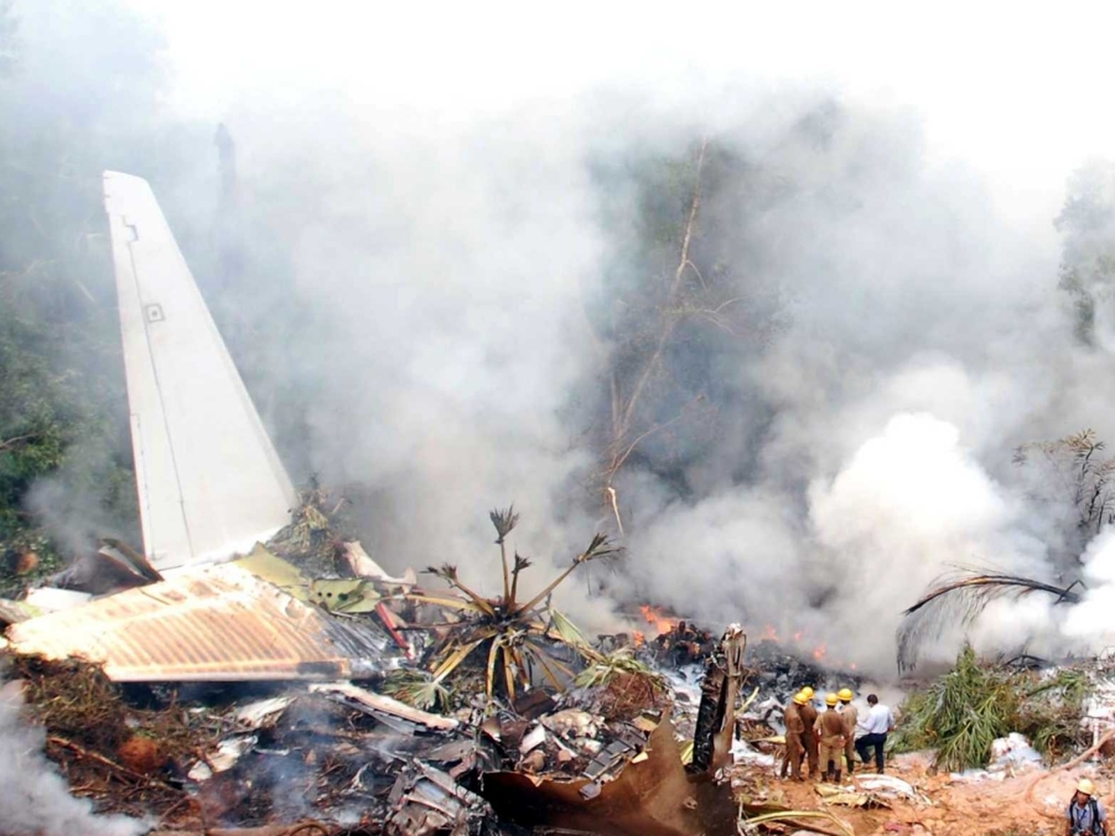 Search for clues in India air crash wreckage