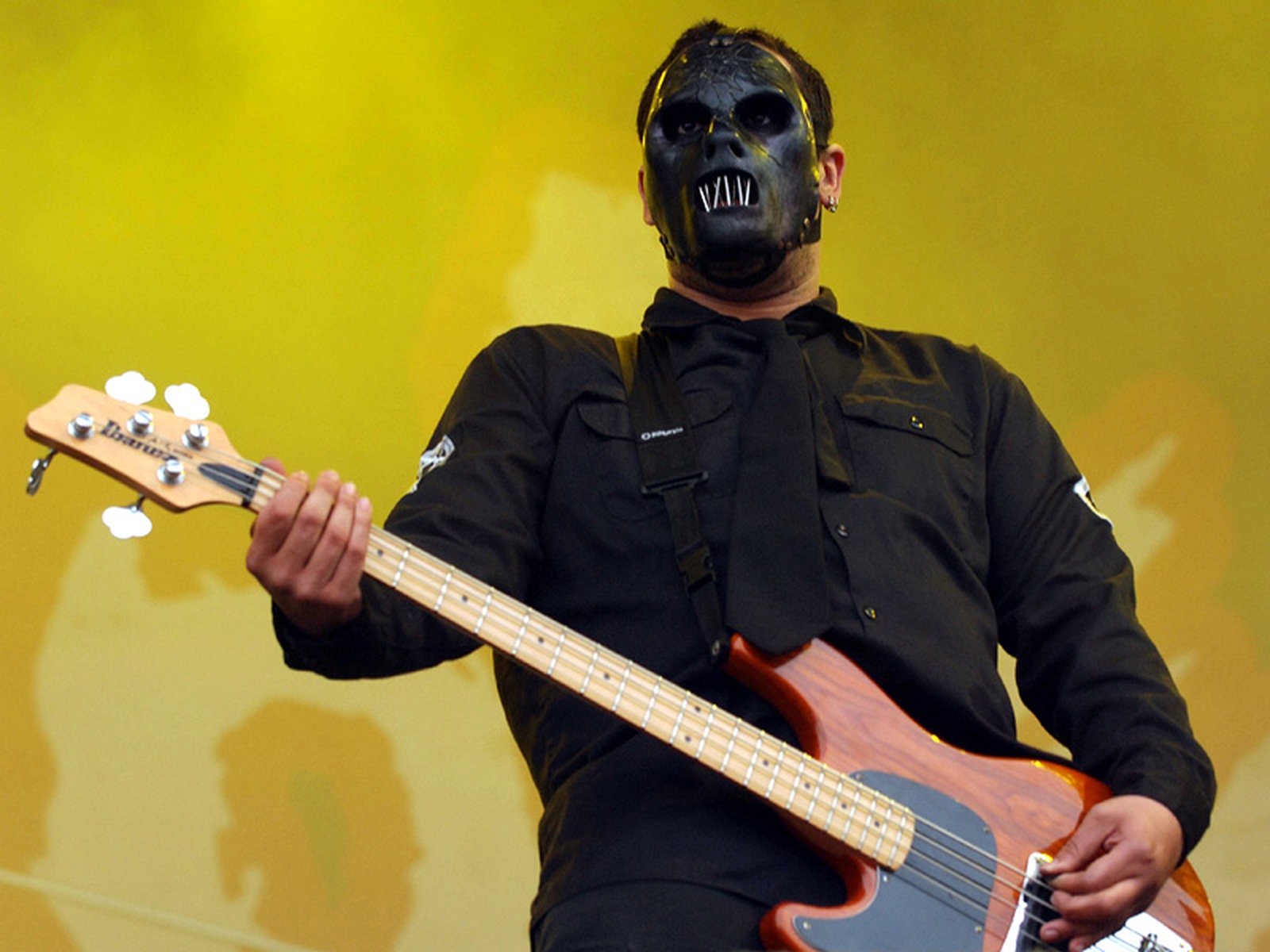Paul bass. Бас гитарист Slipknot. Басист слипкнот пол грей. Басист слипкнот.