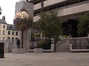 Central Bank accounts show the level of private sector debt dropped between January and March of 2015