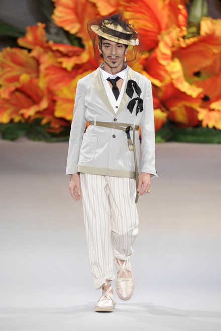 John Galliano invited to return to world of high fashion; Oscar De