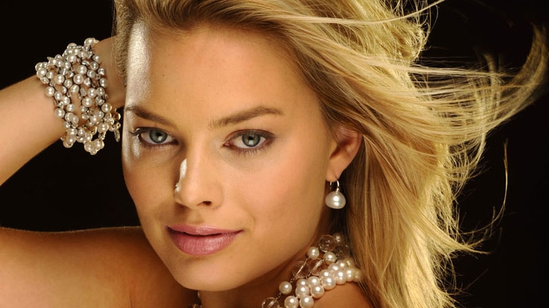 Margot Robbie leaving Neighbours