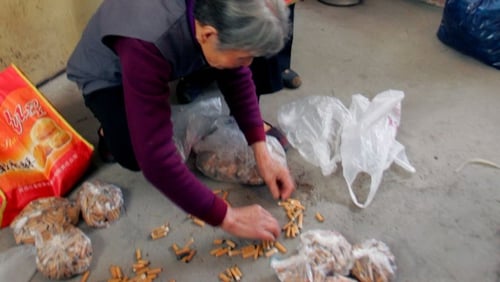 Xianyang city - People have been queuing up to bring in cigarette butts