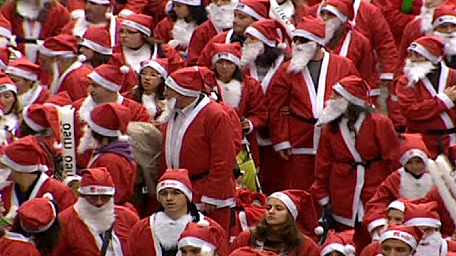 15,000 Santas parade through Portuguese town