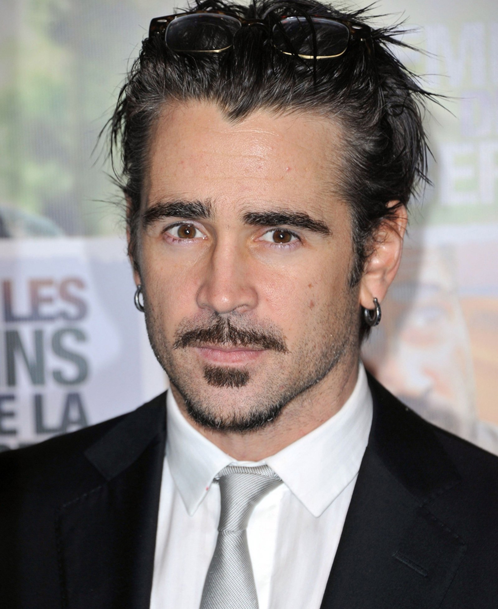 Colin Farrell uses his tattoofree sculpted arms to haul dog bed and ramp  out of LA pet shop  Daily Mail Online