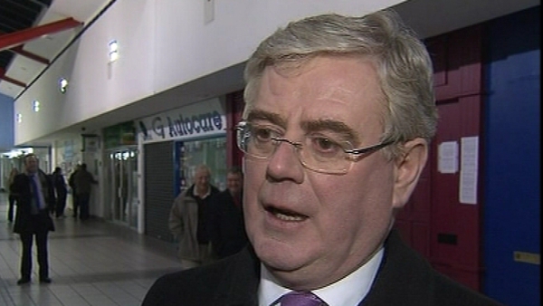 Eamon Gilmore - Wants early election