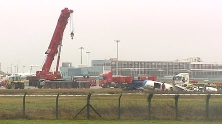 Crane will dismantle plane wreckage