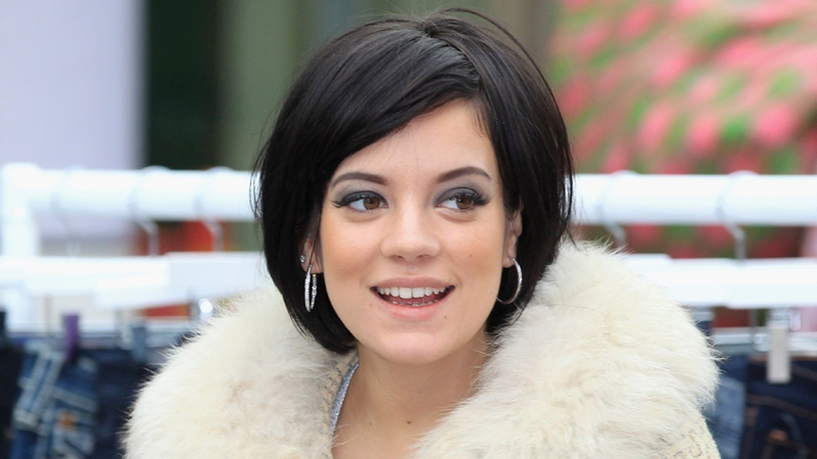 Lily Allen announces pop comeback