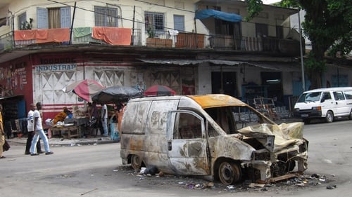 Abidjan - Police van burned out in street violence