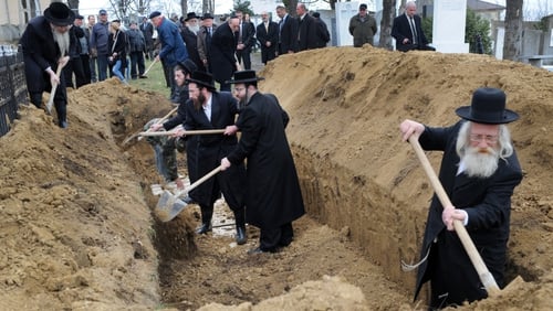 Iasi - The 'remains of 60 Jews murdered 70 years ago' laid to rest