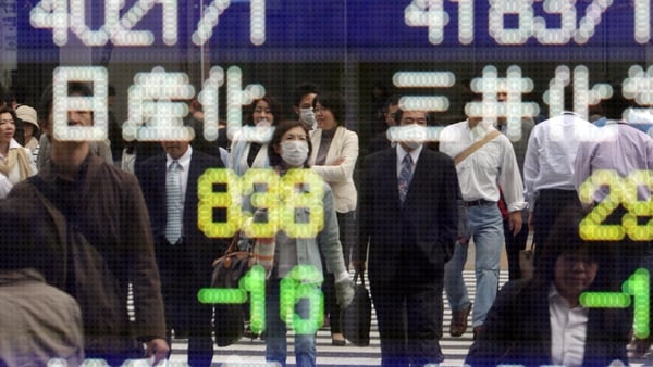 Japanese shares slump 2.5% in earlier trade today