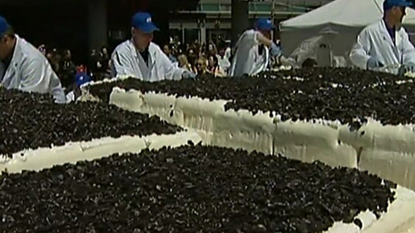 10,000kg icecream cake made in Toronto