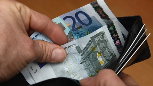 The average euro zone consumer carries €65 in their wallet, new figures from the ECB show