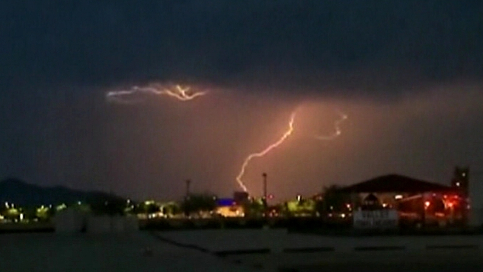 Spectacular lightning storm hits Phoenix