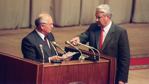 Boris Yeltsin prohibits Mikhail Gorbachev from reading a paper during session of Russian Parlement on 23 August, 1991