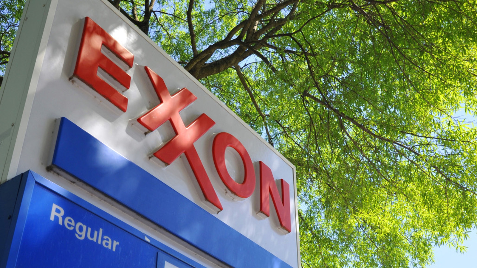  Exxon  Mobil Chevron report losses on weak oil prices