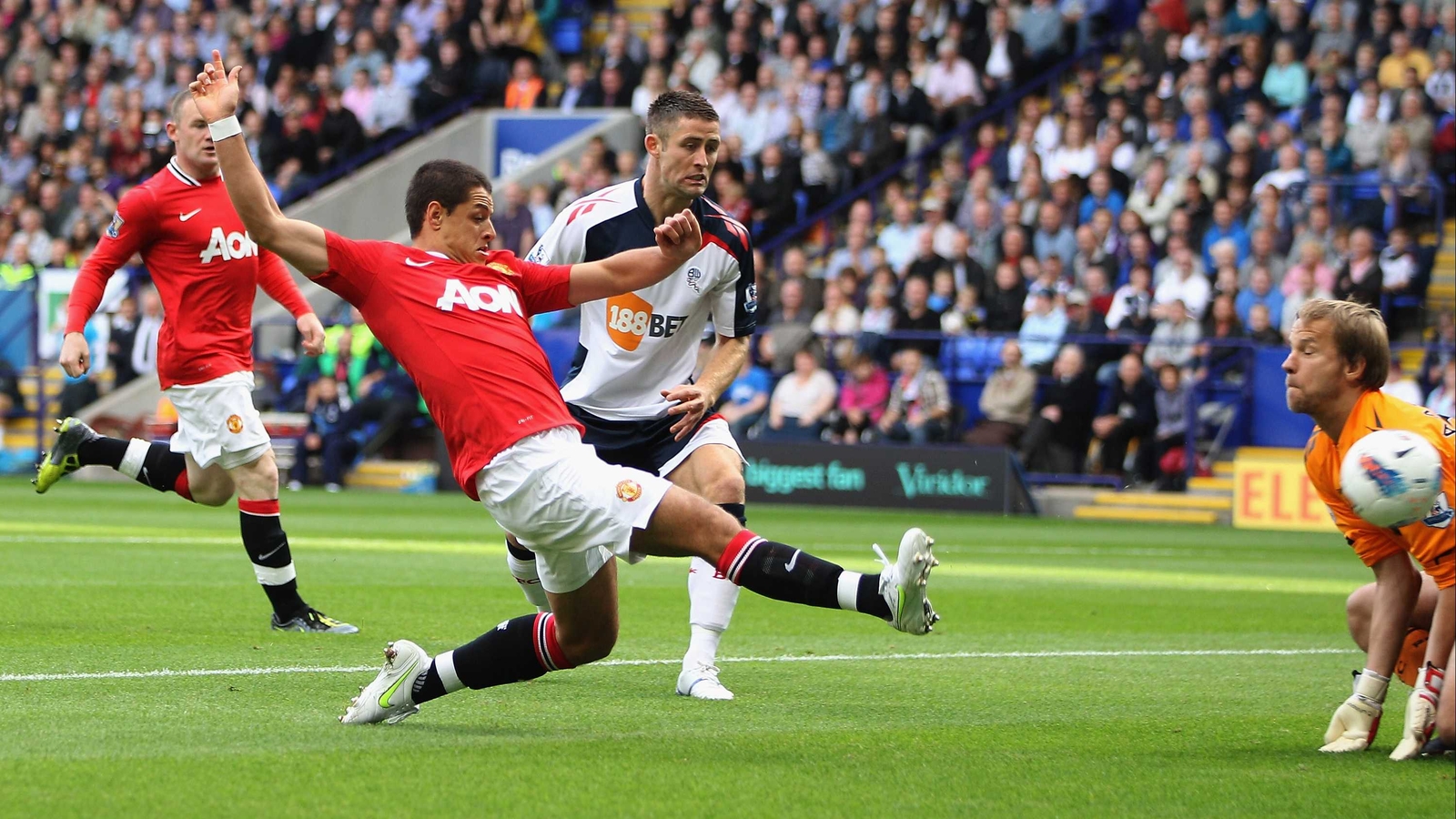 Hernandez signs new United contract