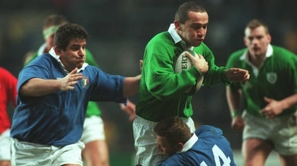 Conor O'Shea tackled by Paolo Vaccari