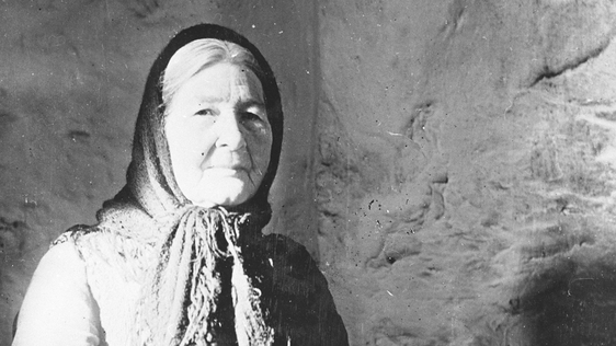 Peig Sayers (1941) Le caoinchead Chnuasach Bhéaloideas Éireann, An Coláiste Ollscoile, Baile Átha Cliath
By kind permission of the National Folklore Collection, University College Dublin.
