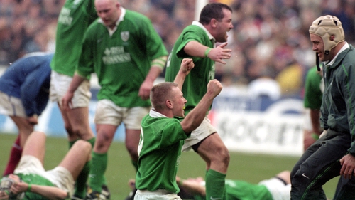Ireland players celebrate in 2000 after their last victory in Paris