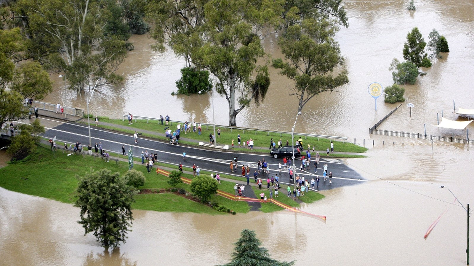 Thousands evacuated due to Australian floods