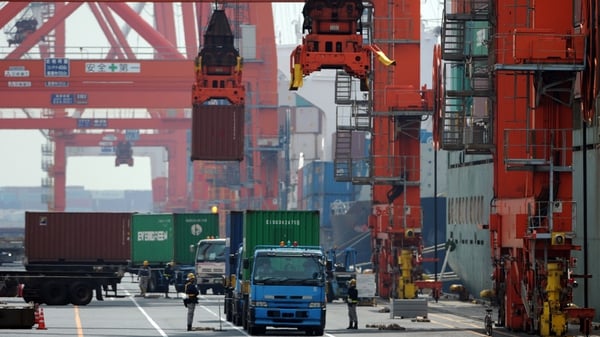 Japanes exports edged up 7.8% i in April due to growth in demand for cars, ships and chip-making equipment