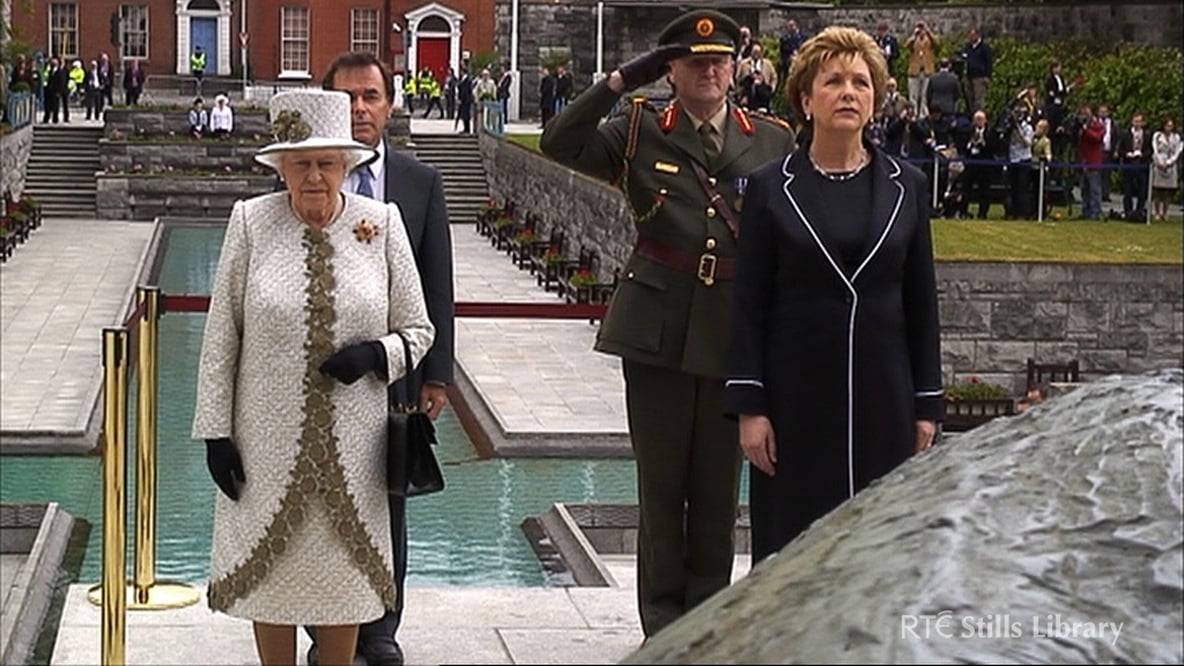 Queen Elizabeth and President McAleese at the Garden of Remembrance.
© RTÉ Stills Library 5043/081