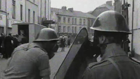 British troops pictured by RTÉ News setting up barricades in Derry on 14 August 1969.