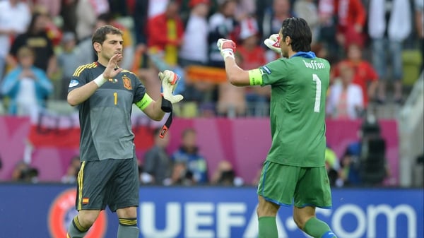 Iker Casillas (l) and Gianluigi Buffon congratulate each other after their teams drew 1-1 in Group C