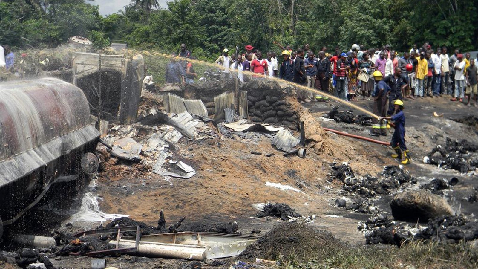 Over 100 killed in oil tanker crash in Nigeria