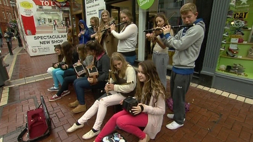 The proposed by-laws would require all buskers to pay €30 for a permit