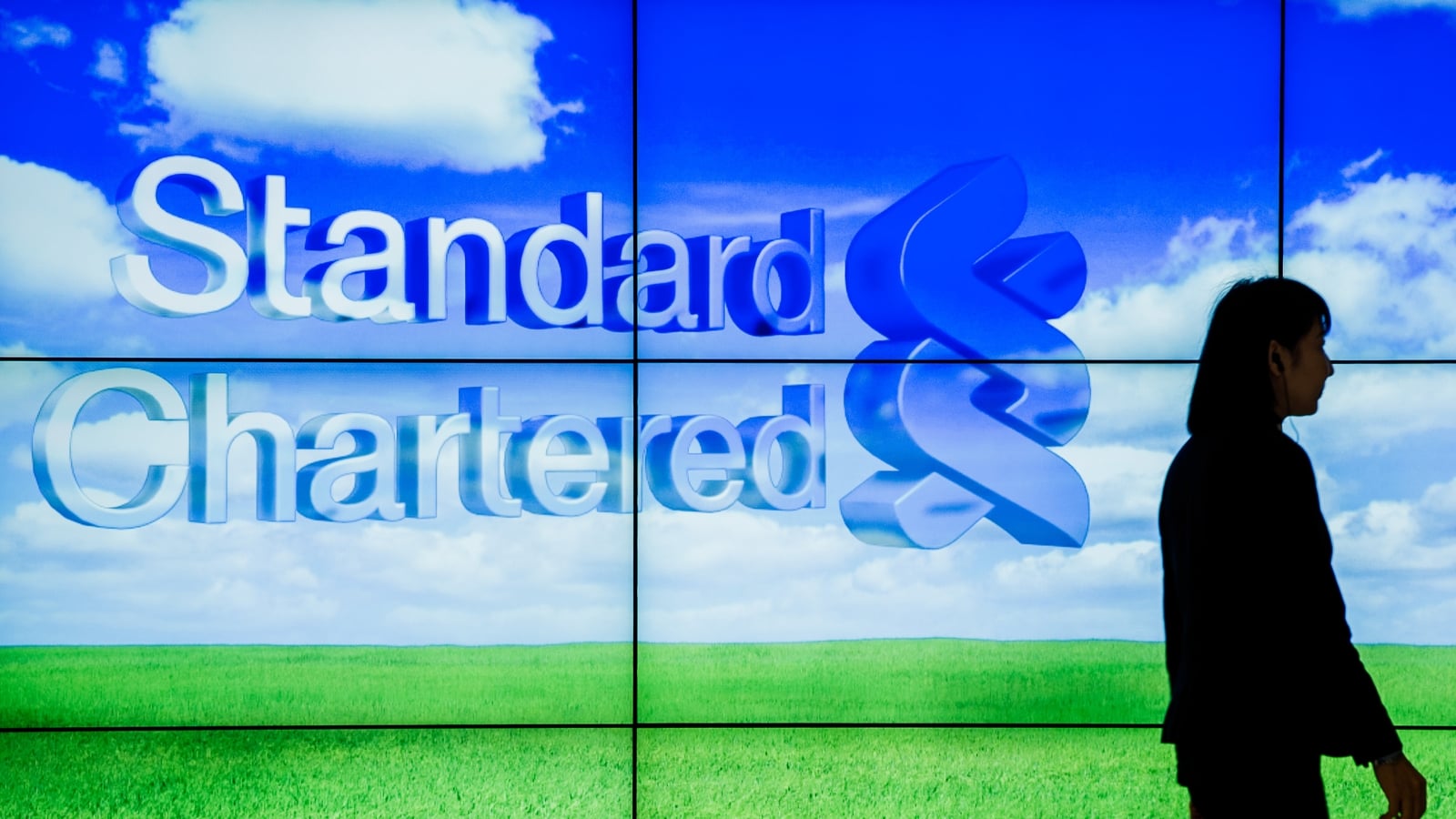 Standard Chartered Plans to Cut 7,800 Corporate Jobs by 2030