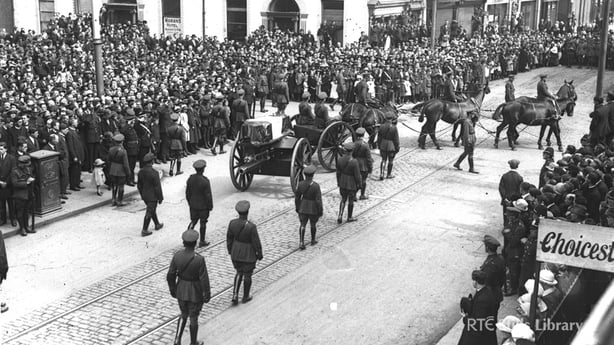 Horse drawn hearse takes Michael Collins's funeral through the streets of Dublin