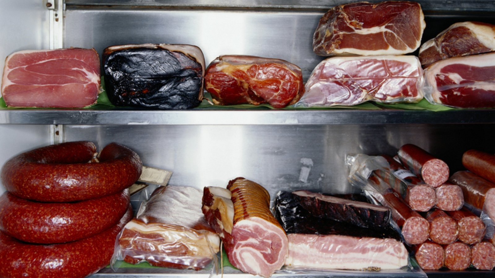 В холодильнике есть мясо. Жолодильник для хранения мясо. Колбаса в холодильнике. Холодильник полный колбасы. Холодильник полный мяса.