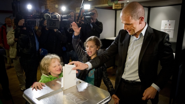 Diederik Samsom casts his vote