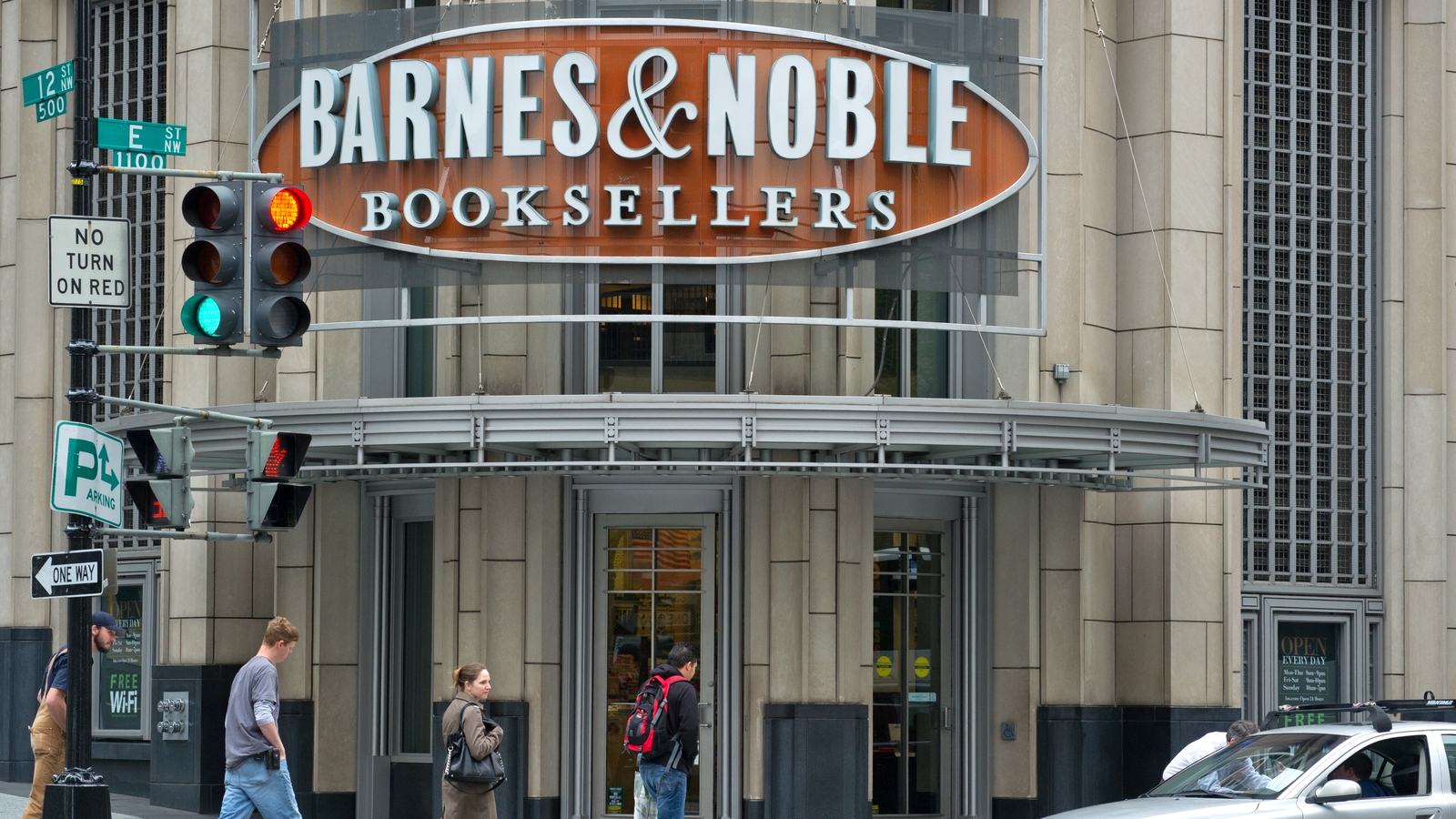 Barnes Noble Shares Fall As Sec Probes Statement