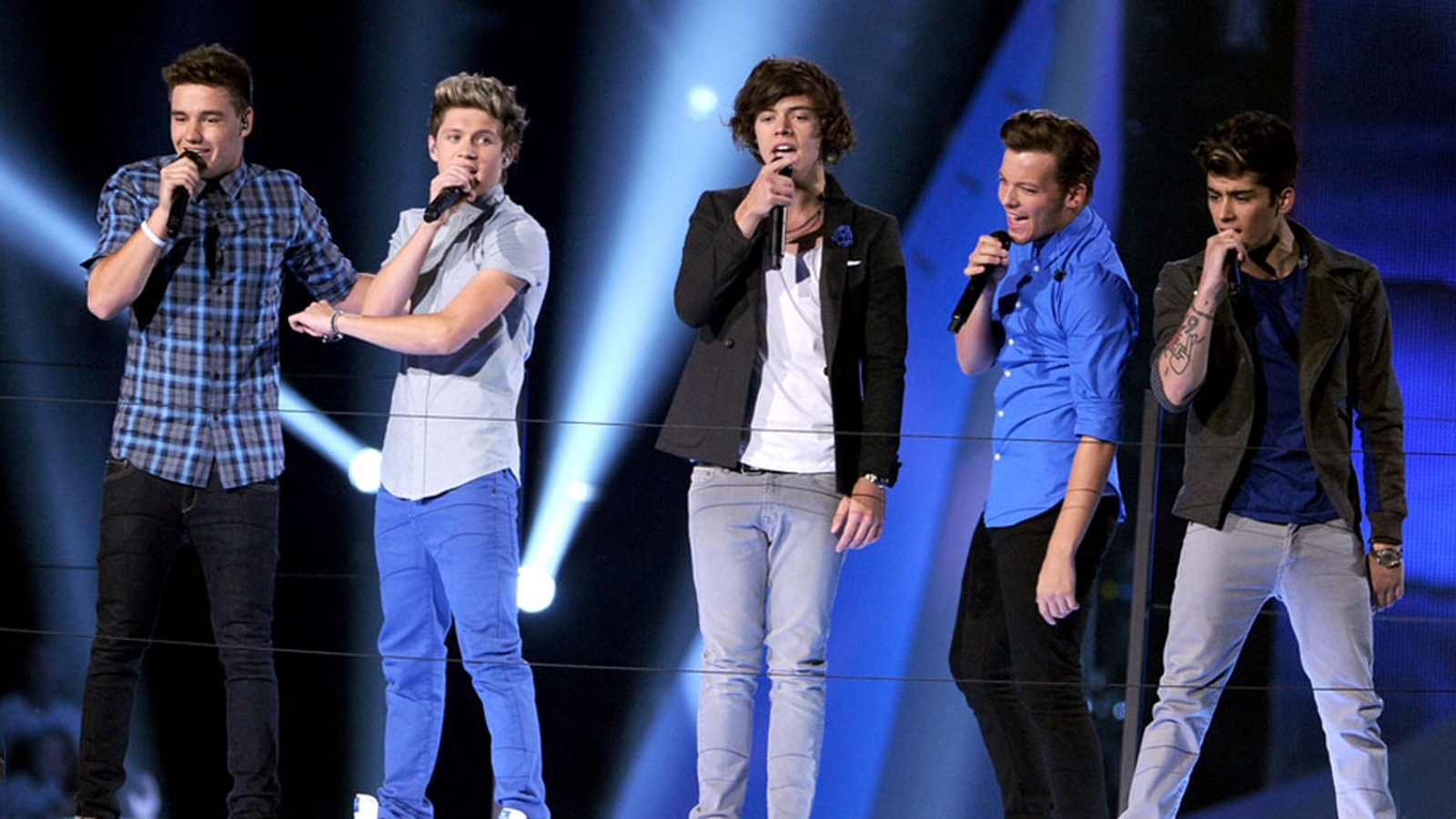 Выходят мальчики. One Direction 2011 на сцене. Группа one Direction поют. One Direction Performance. 1 Дирекшен со сцены.