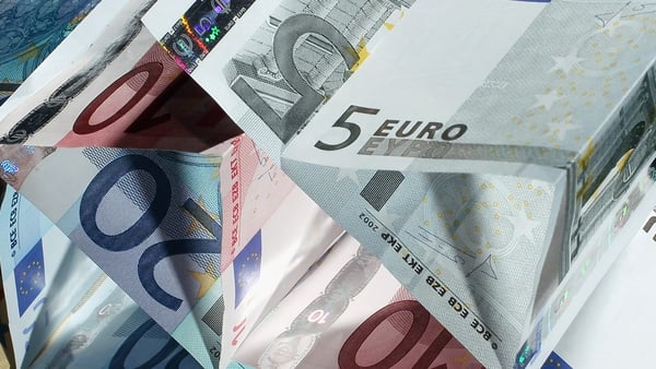 Euro zone confidence sees first fall in four months